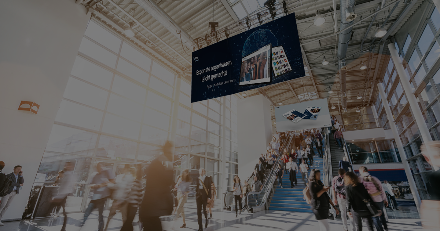 ExPro digitaler Exponatkatalog für Messe und Kongress: Besucherströme in Messehalle mit großem Display zur Exponatorganisation